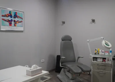 Consulta de podología con sillón clínico y equipo de exploración.