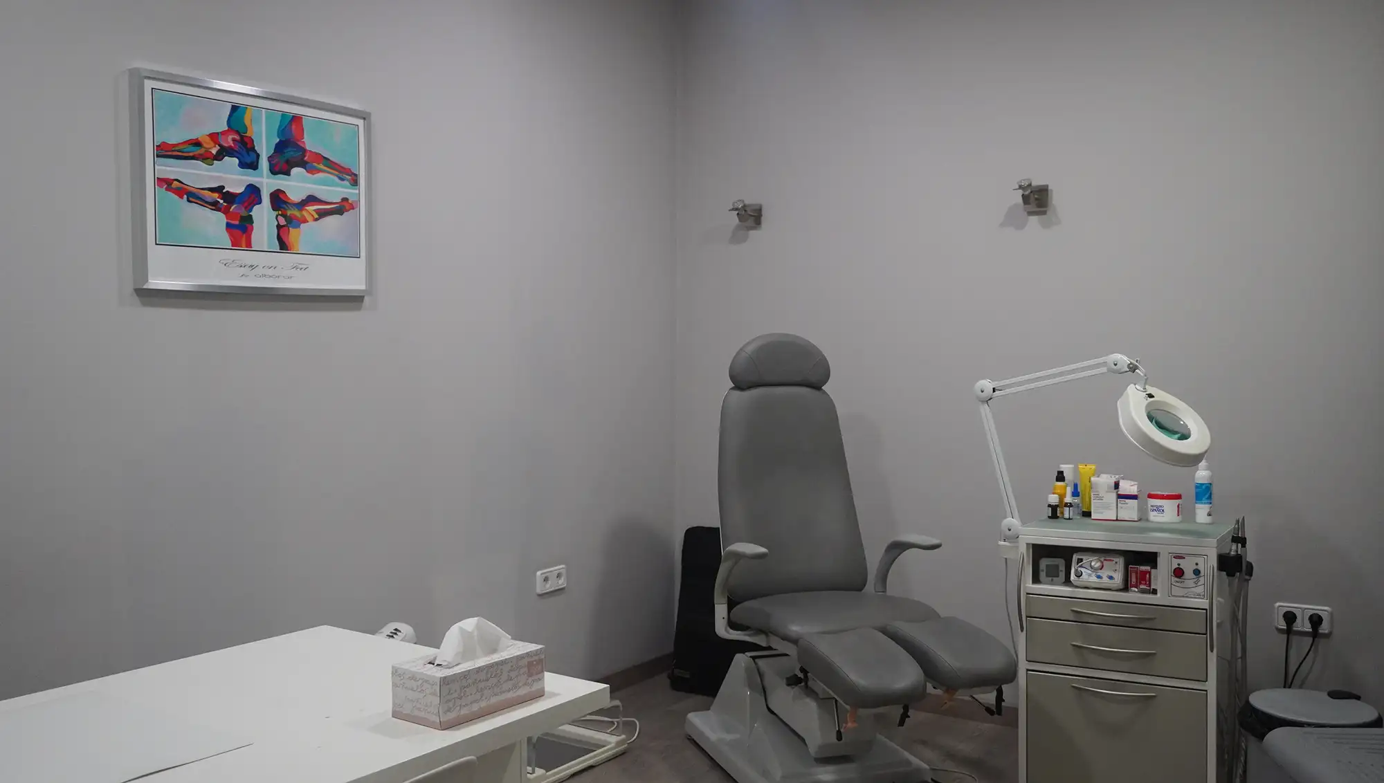 Consulta de podología con sillón clínico y equipo de exploración.