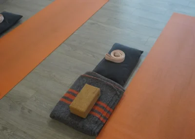 Detalle de esterilla con bloque y cinturón de yoga preparados