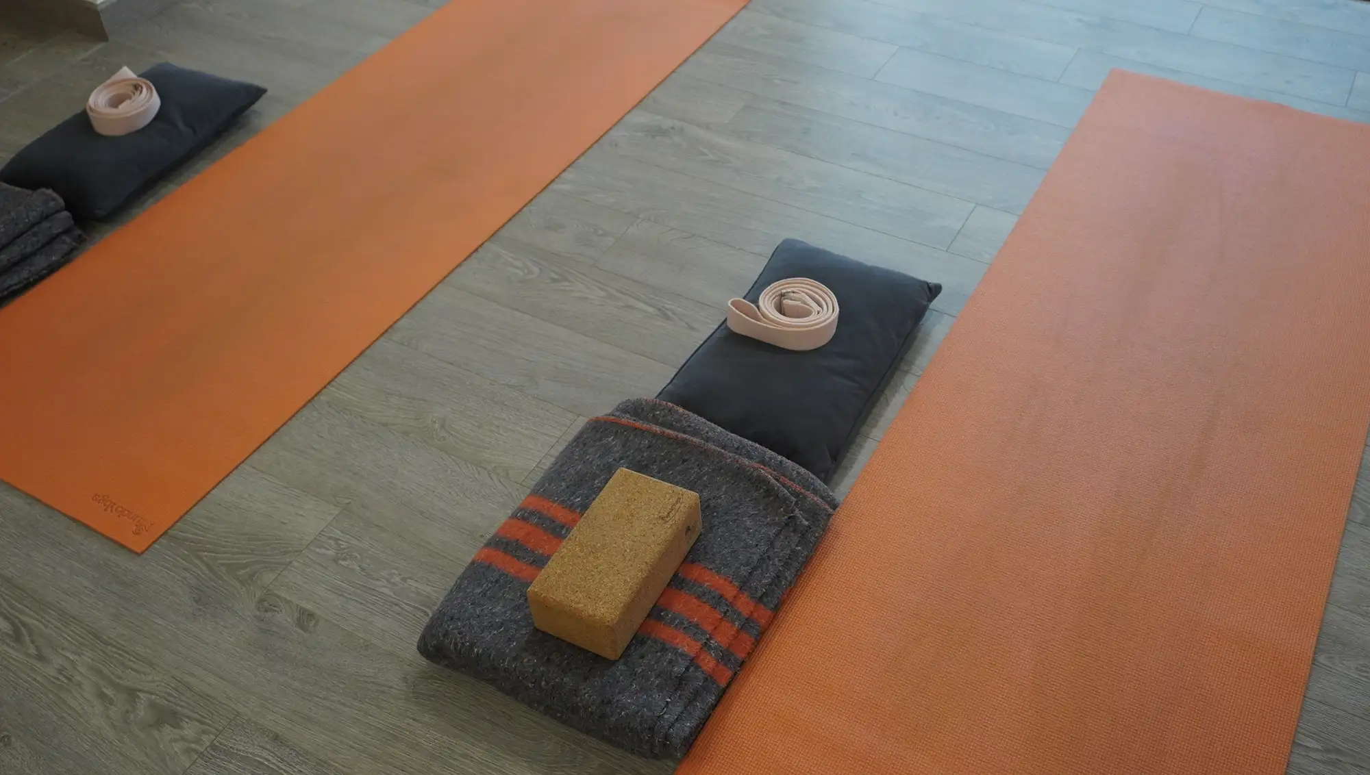 Detalle de esterilla con bloque y cinturón de yoga preparados